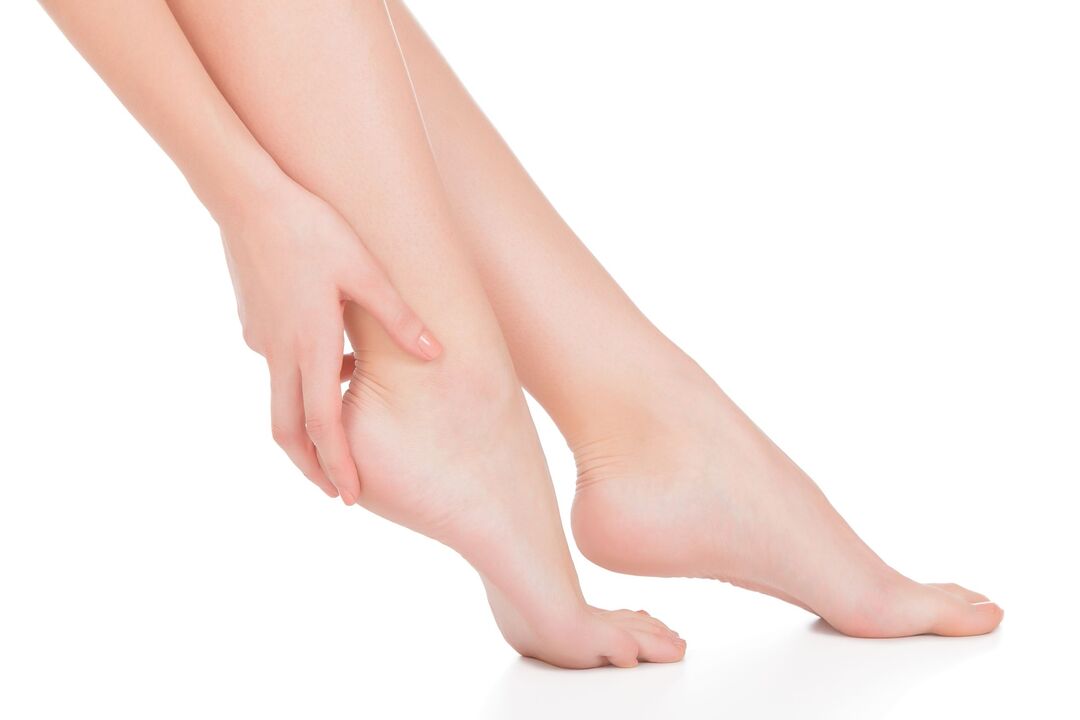 Braços e pernas saudáveis ​​depois de tratar o creme de fungo desmyxil